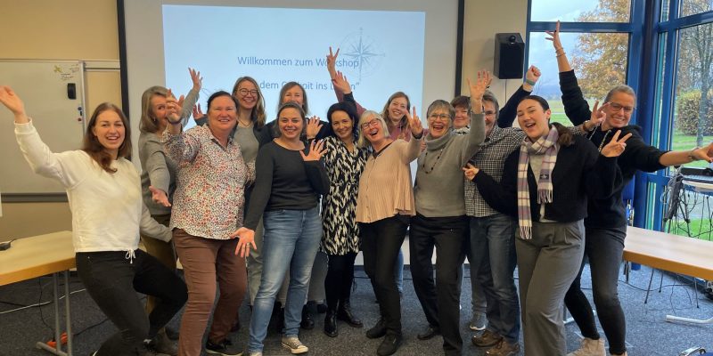 Sowohl Segelfliegerinnen als auch Motorfliegerinnen waren unter den 12 Teilnehmerinnen des Workshops von Anne Hennig (links).