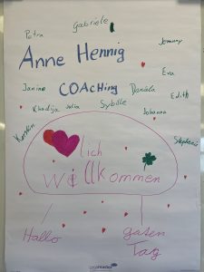 Für diese Willkommensbotschaft sorgte die neunjährige Pauline, Tochter von Anne Hennig, die ihre Mama zusammen mit ihrer kleinen Schwester Lotta (8 Monate) und Papa Robert nach Oerlinghausen begleitete.