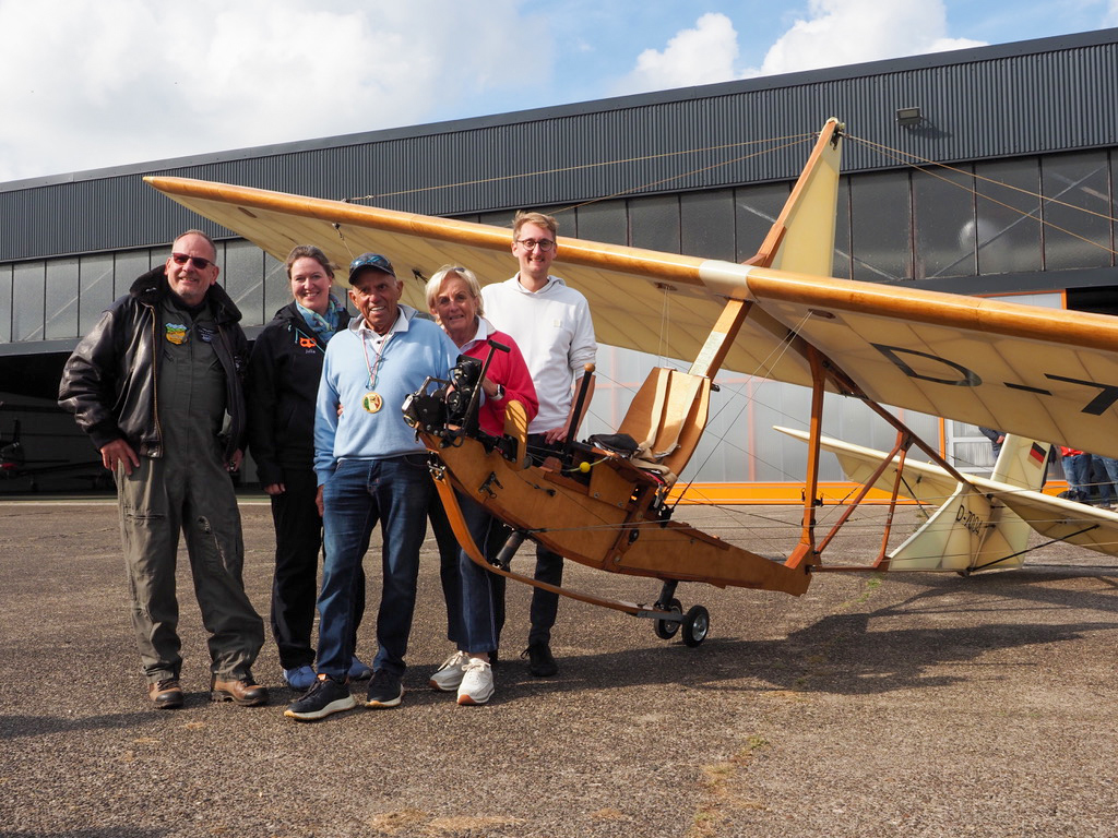 Volker Engelmann (Präsident Aeroclub NRW), Julia Brockmann (LfV Segelflugreferentin), Christel und Klaus Reinhold, Oliver Brunsmann (LfV 1. Vorsitzender) nach der Ehrung vor dem SG 38
