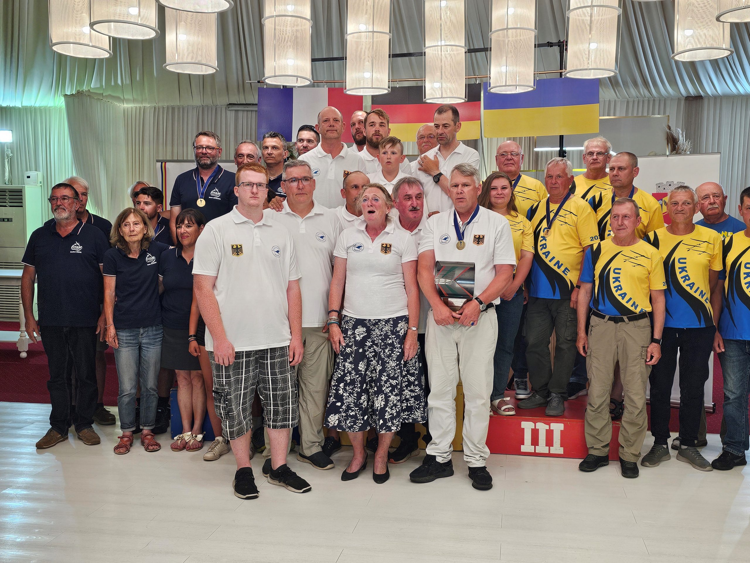 Das siegreiche deutsche Team mit allen Teilnehmer in den Klassen F1A, F1B, F1C (Mitte), Frankreich (Platz 2, links), Ukraine (Platz 3, rechts)