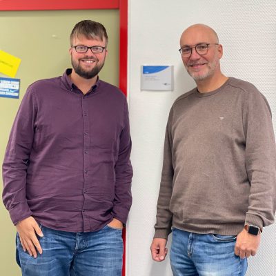 Sascha Kujath (l.) ist neuer als „Head of Training“ der Ausbildungsorganisation (ATO) des AEROCLUB | NRW. Er übernimmt diese Position von Hermann-Josef Hante (r.).