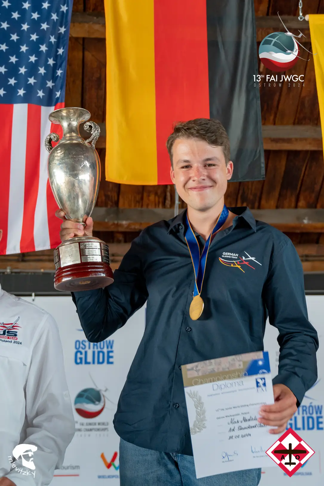 Pilot aus NRW wird Juniorenweltmeister im Segelflug Max Maslak vom Aeroclub Bonn - Hangelar hat am vergangenen Samstag die Juniorenweltmeisterschaft im Segelflug gewonnen. Im Wettbewerb, der vom 13. bis zum 27. Juli im polnischen Ostrow ausgetragen wurde, errang der einundzwanzigjährige aus Hürth neben dem Weltmeistertitel gemeinsam mit fünf anderen Piloten im deutschen Team den dritten Platz in der Mannschaftswertung.